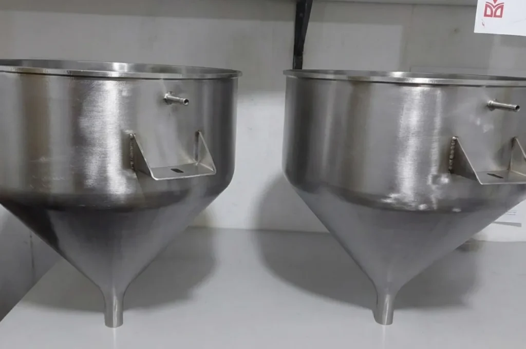 Tanques y recipientes industriales de acero inoxidable para almacenamiento y procesamiento de productos en la industria alimentaria, química y manufacturera.