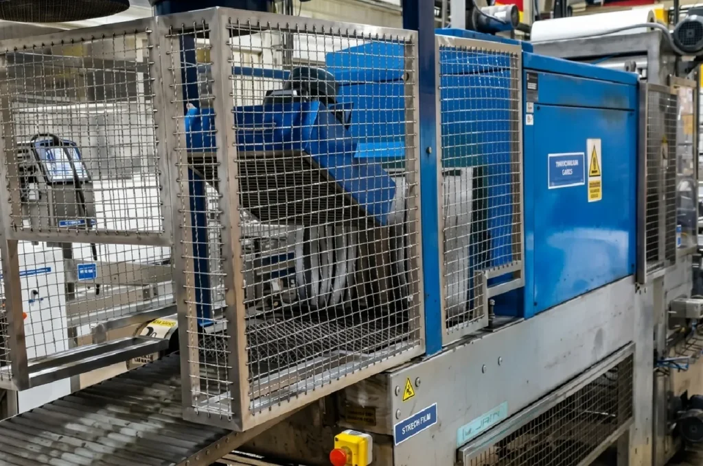Fabricación e instalación de guardas de seguridad para maquinaria industrial.