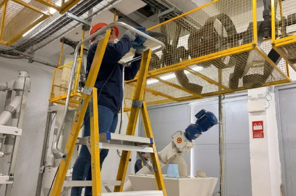 Servicio especializado de limpieza y desengrase de maquinaria industrial en Lima.