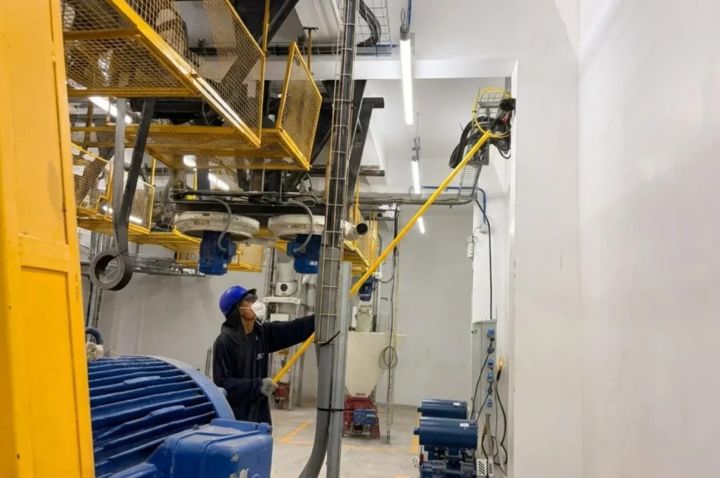 Servicio especializado de limpieza industrial para pisos en plantas de producción de Lima.