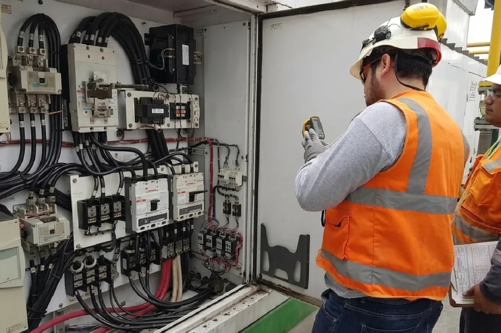 Servicio técnico de reparación y ordenamiento de cableado eléctrico en plantas de Lima.