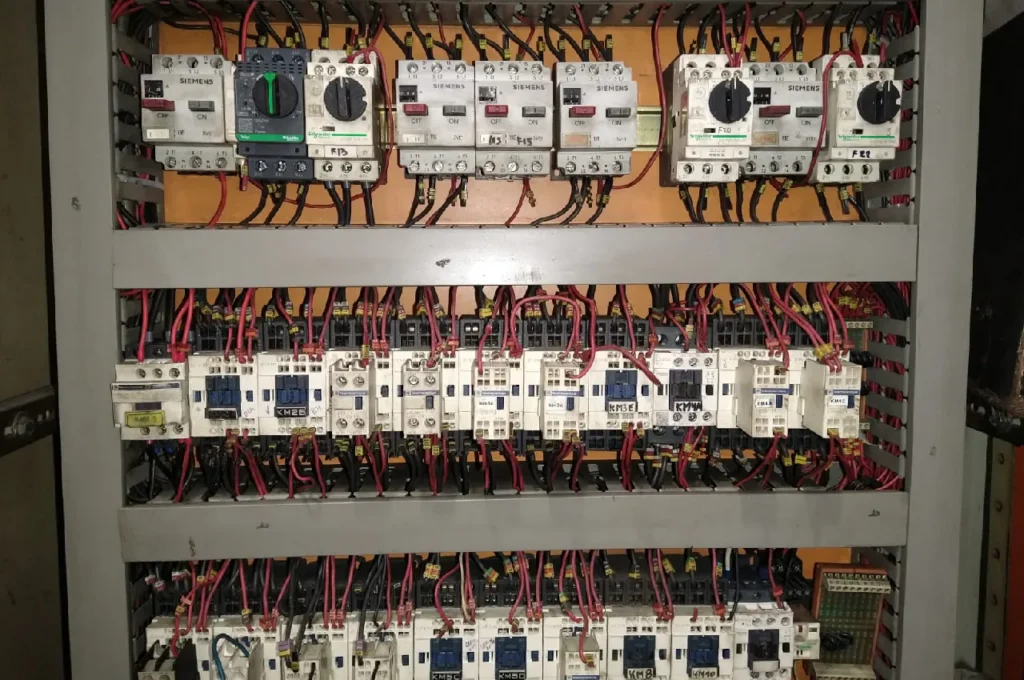 Servicio especializado de mantenimiento preventivo y ordenamiento de tableros de control eléctrico en Lima.