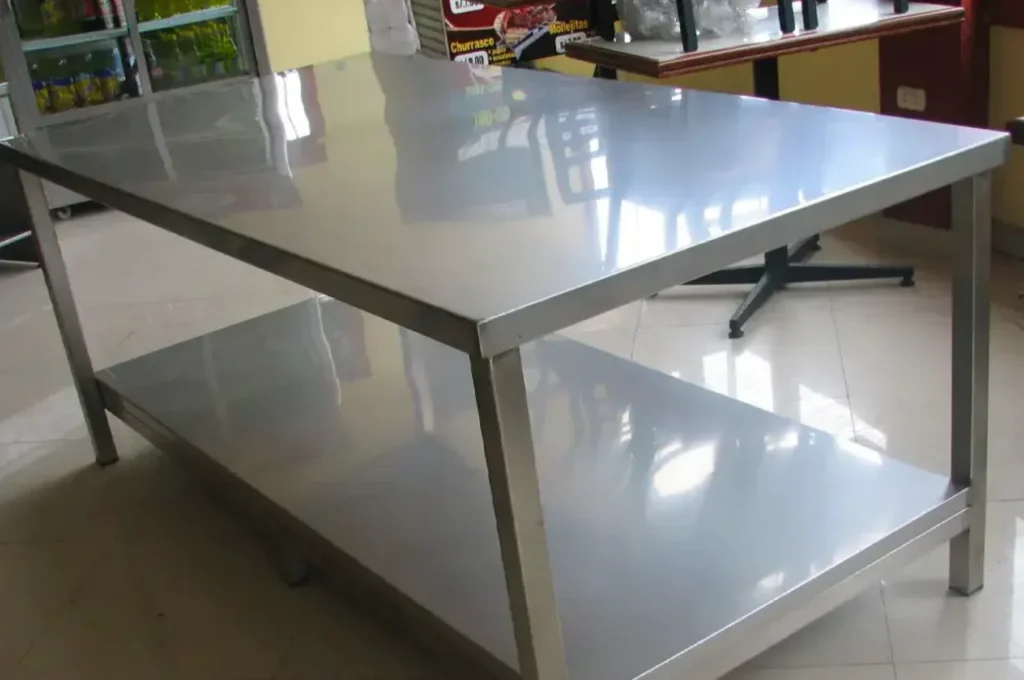 Fabricación a medida de mesas de trabajo en acero inoxidable con acabados sanitarios.