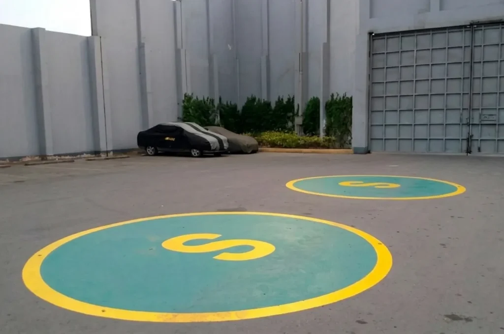 Servicio de pintura industrial para señalización de rutas de evacuación en plantas de Lima.