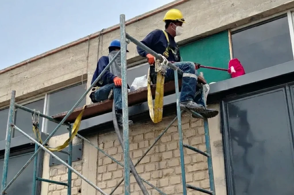 Servicio especializado de limpieza industrial en altura para plantas de producción en Lima.